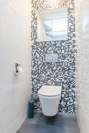 Foto - Te koop: Op goede, rustige en centrale locatie in Eikenderveld gelegen instapklare tussenwoning met 2 slaapkamers, berging op de begane grond en een dakterras. 